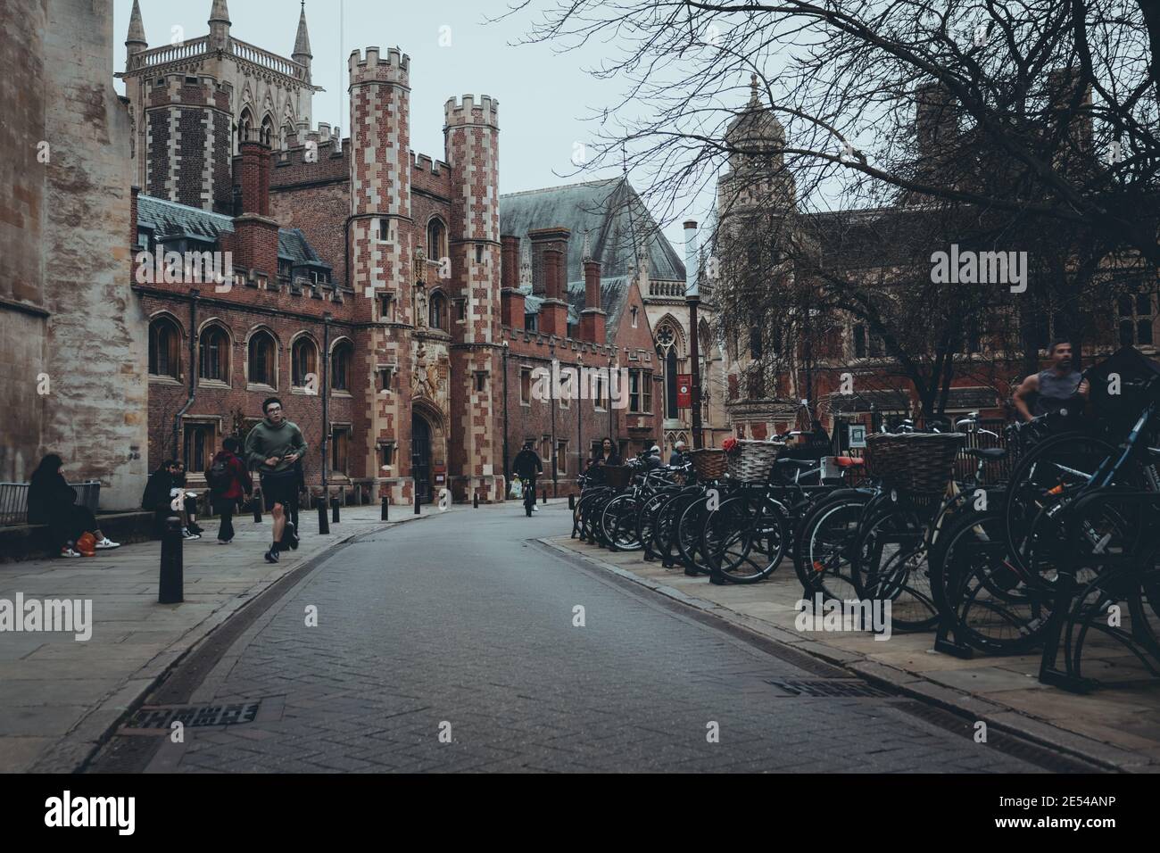Cambridge UK Dicembre 2020 Saint John's Street di fronte al John's College in inverno, freddo Moody bagnato atmposhere. Persone che camminano e si esercitano Foto Stock