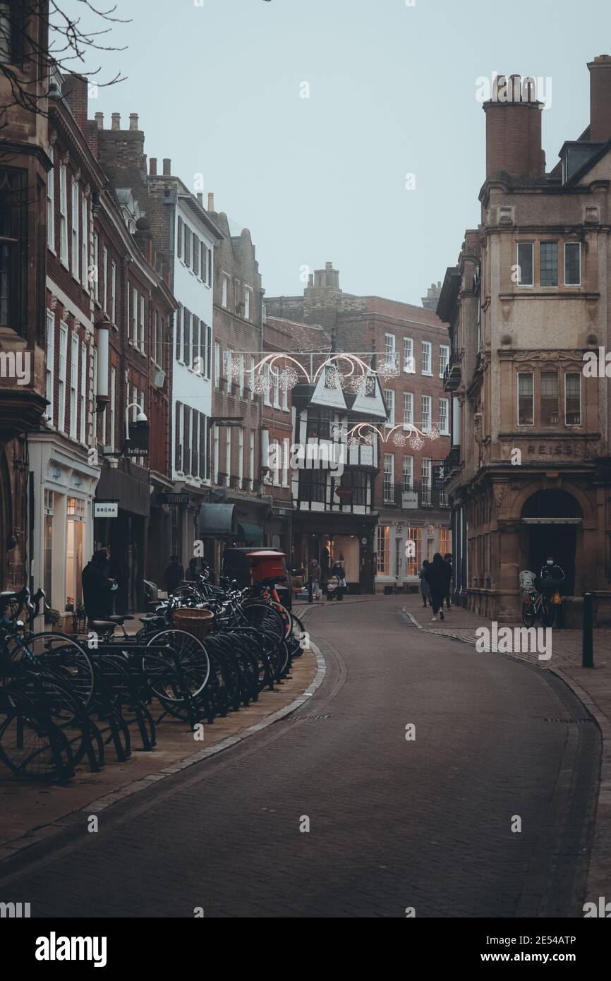 Cambridge UK Dicembre 2020 verticale oscura moody invernale di St John's Street nel centro della città di Cambridge. Biciclette parcheggiate sul lato, diversi p Foto Stock