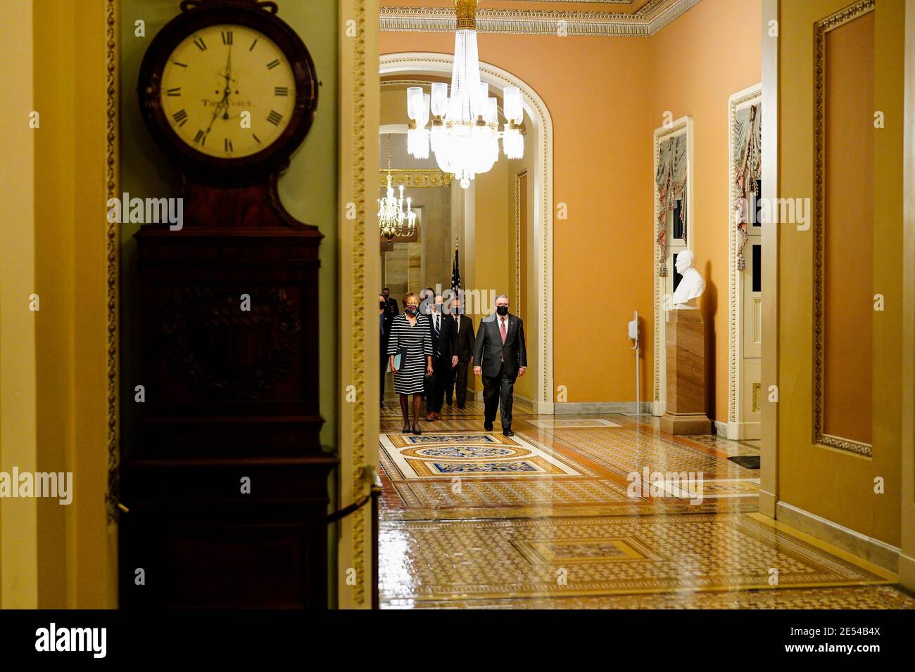 Washington, DC, Stati Uniti. 25 Gennaio 2021. Johnson e il sergente della Camera d'azione Timothy P. Blodgett guidano i responsabili dell'impeachment della Camera a consegnare al Senato un articolo di impeachment accusando l'ex presidente Donald Trump di "incitamento all'insurrezione" lunedì 25 gennaio 2021. Credit: Melina Mara/Pool Via CNP/Media Punch/Alamy Live News Foto Stock