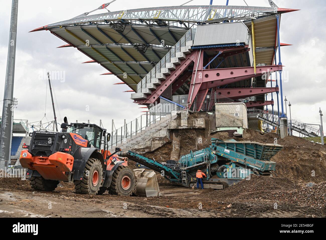 Karlsruhe, Germania. 26 gennaio 2021. Lavori di demolizione sul vecchio stand principale del KSC Wildpark Stadium. GES/Calcio/2. Bundesliga: Karlsruher SC - allenamento, 01/26/2021 Calcio: 2. Bundesliga: KSC Training, Karlsruhe, 26 gennaio 2021 | Usage worldwide Credit: dpa/Alamy Live News Foto Stock