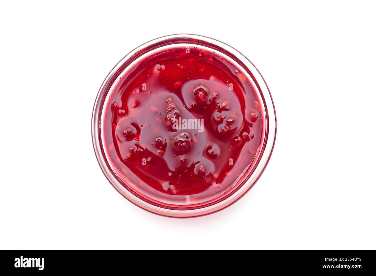 Marmellata di lamponi in recipiente di vetro, inceppamento liquido isolato su bianco, vista dall'alto, disposizione con spazio per il testo Foto Stock