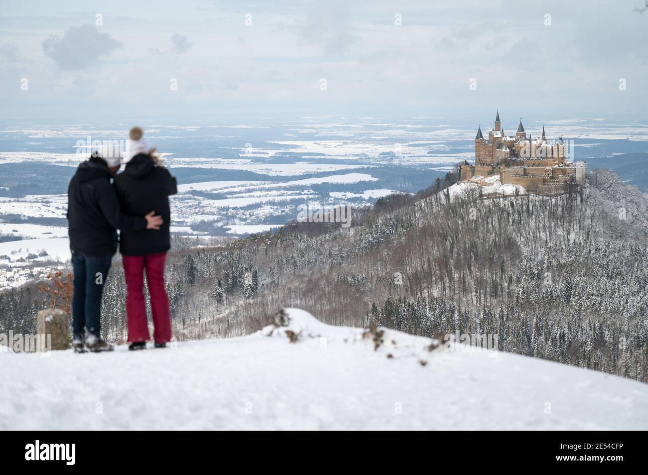 26 gennaio 2021, Baden-Wuerttemberg, Albstadt: Il castello Hohenzollern può essere visto dal punto di vista Zeller Horn. Foto: Marijan Murat/dpa Foto Stock