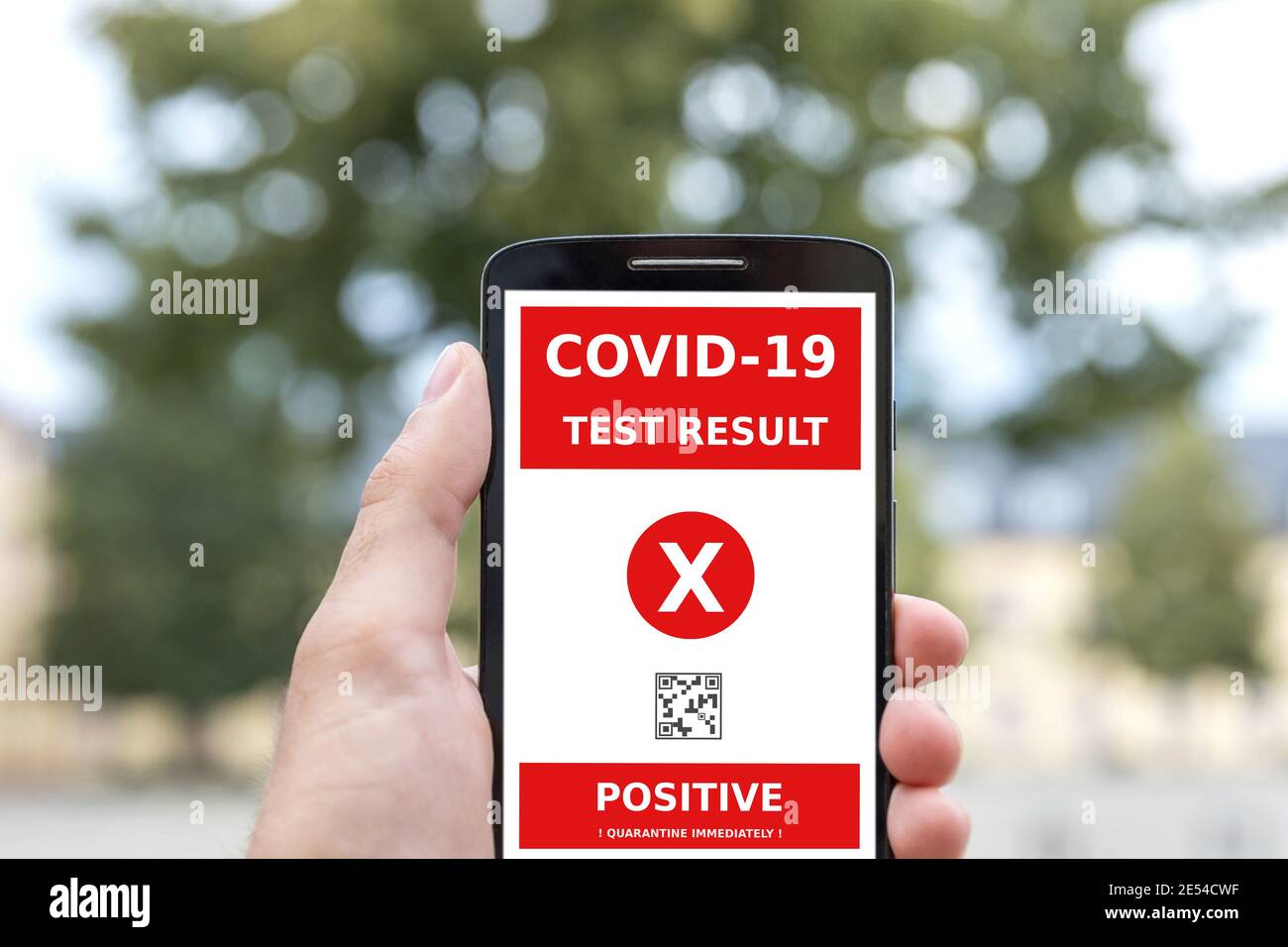 concetto positivo di smartphone di test covid-19 Foto Stock