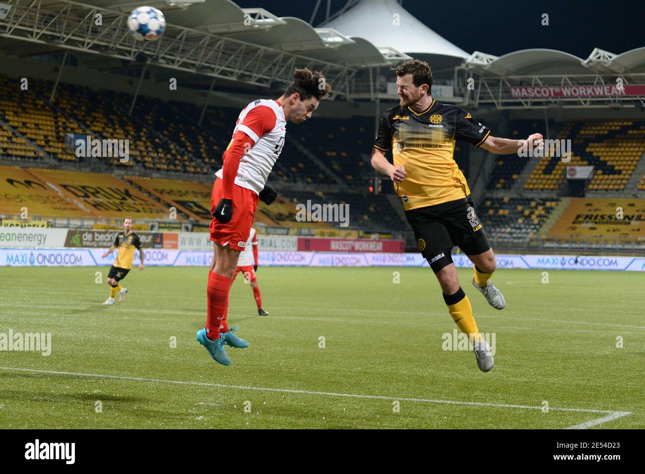 KERKRADE, PAESI BASSI - GENNAIO 24: Jeredy Hilterman (capitano) di Jong FC Utrecht, Erik Falkenburg di Roda JC durante la Keukenkampioendivision olandese Foto Stock