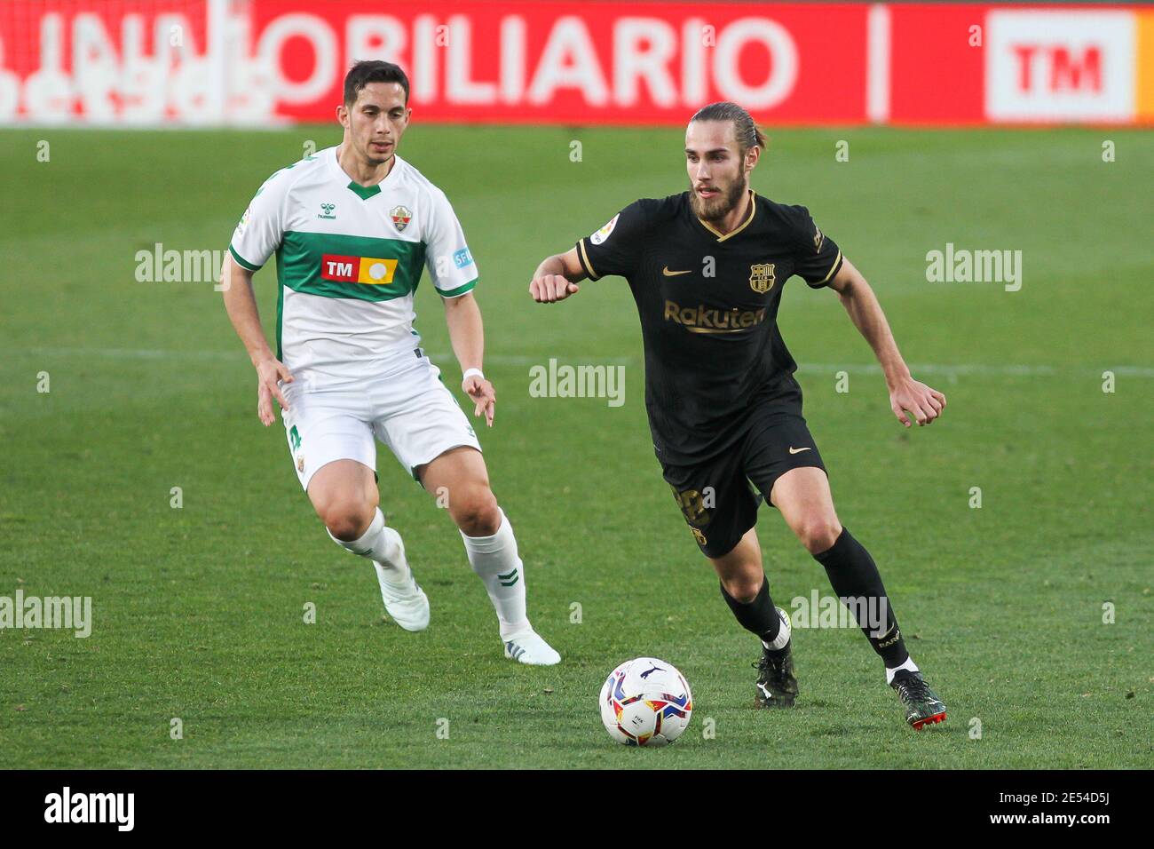 Ivan Marcone di Elche CF e Oscar Mingueza di FC Barcellona in azione durante il campionato spagnolo di calcio la Liga Corrispondenza tra ELC / LM Foto Stock
