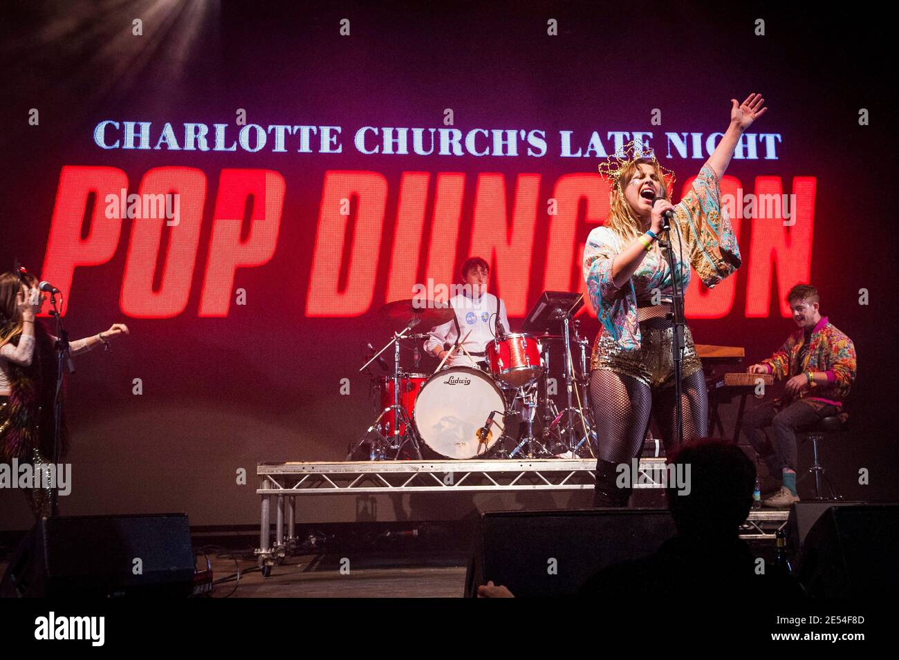 Charlotte Church esegue il suo Late Night Pop Dungeon live al Bestival 2017 al Lulworth Castle - Wareham. Foto Stock