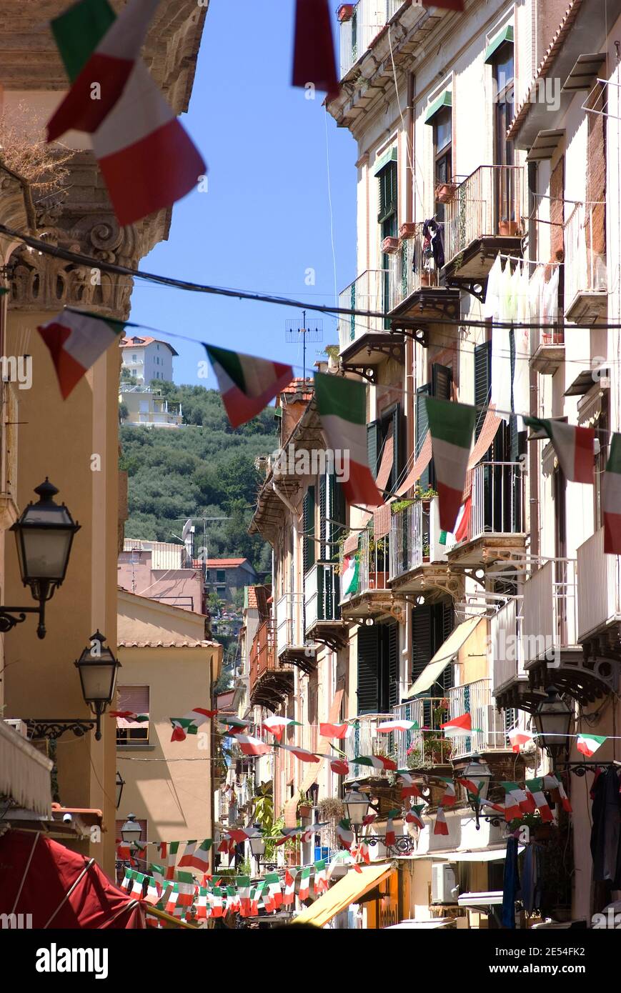 Guardando in giù una strada turistica trafficata con bandiere italiane drappeggiato, Sorrento, Campania, Italia, Europa | NESSUNO | Foto Stock