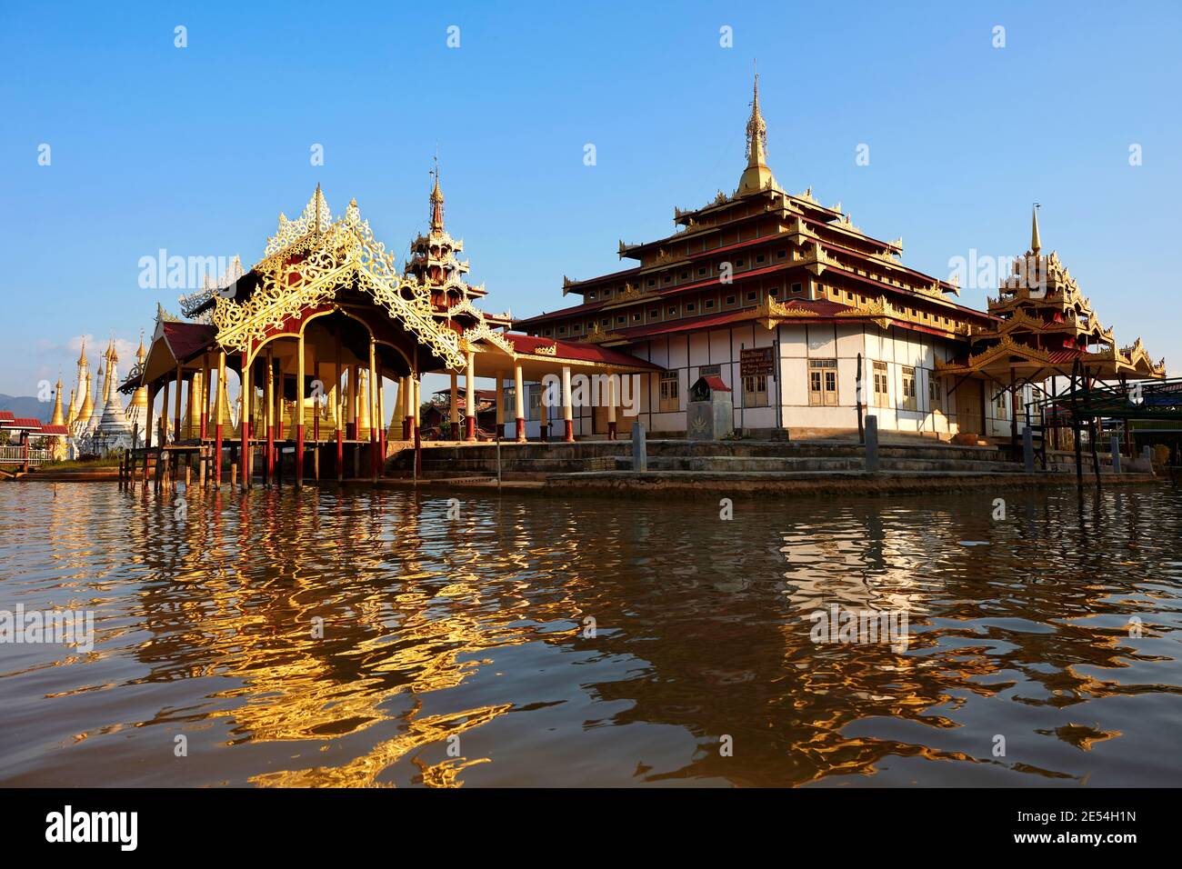 Pagoda Buddista sul lago Inle, Myanmar. Foto Stock