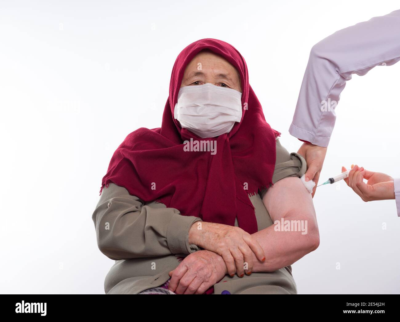 Il vaccino Covid-19 viene somministrato alle donne anziane turche. Foto Stock