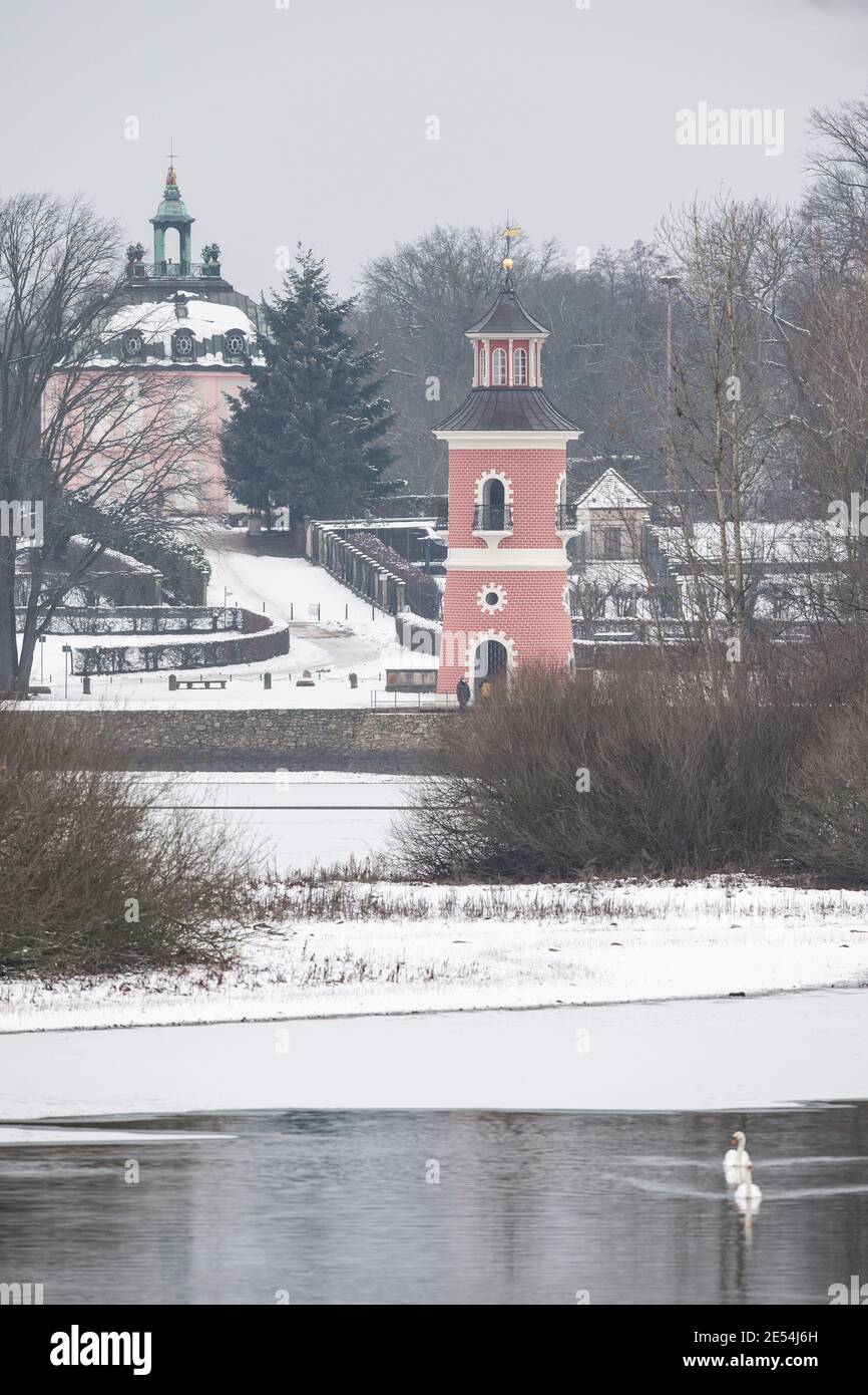 26 gennaio 2021, Sassonia, Moritzburg: Coperto di neve è il castello fagiano dietro il faro sulla riva del Großteich. Foto: Sebastian Kahnert/dpa-Zentralbild/ZB Foto Stock