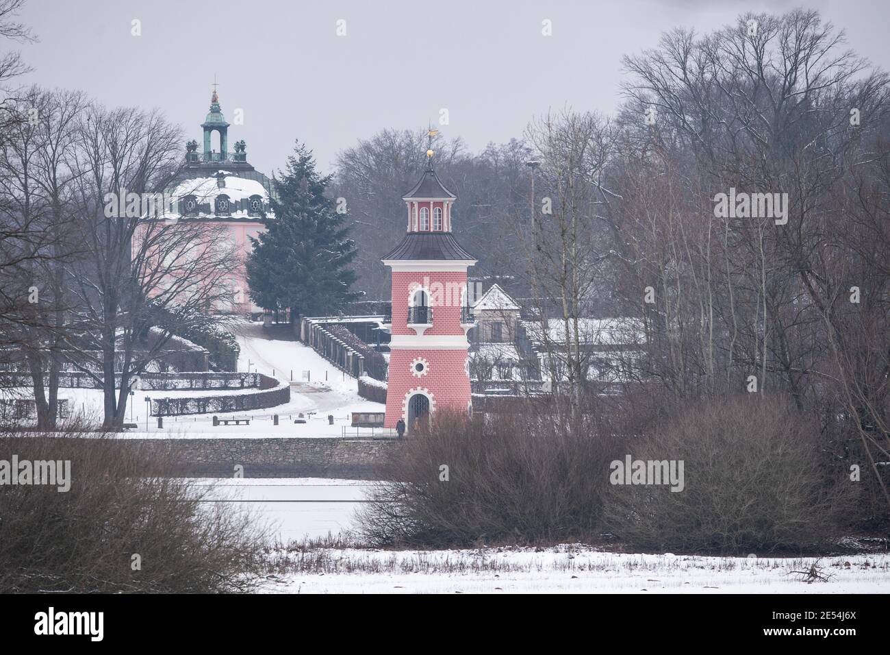 26 gennaio 2021, Sassonia, Moritzburg: Coperto di neve è il castello fagiano dietro il faro sulla riva del Großteich. Foto: Sebastian Kahnert/dpa-Zentralbild/ZB Foto Stock