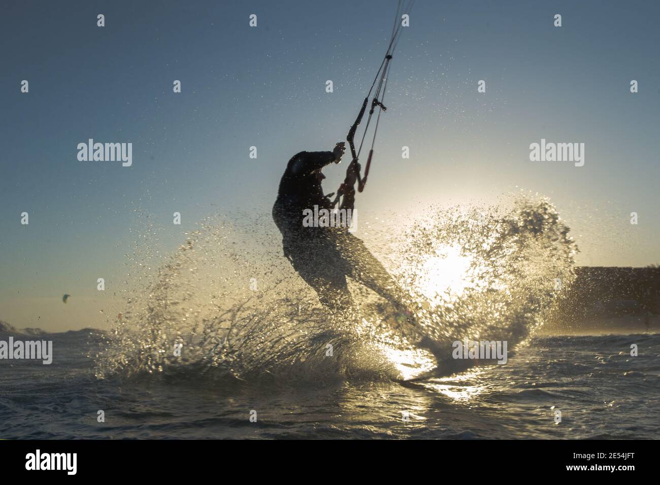 Un kite surfer Cavalca le onde Foto Stock