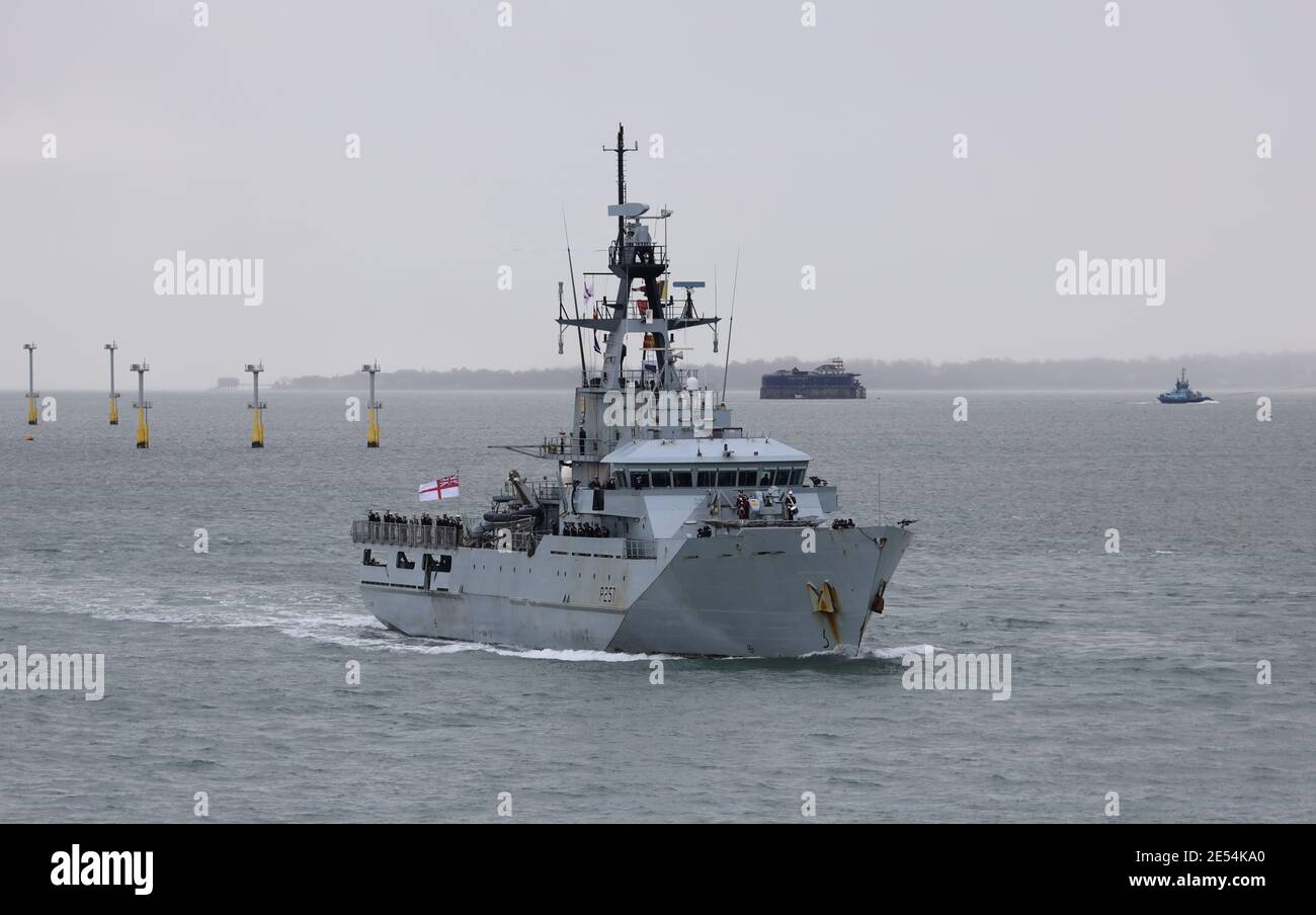 La nave di pattuglia offshore di classe Royal Navy River HMS CLYDE (P257) torna a casa per essere smantellato Foto Stock