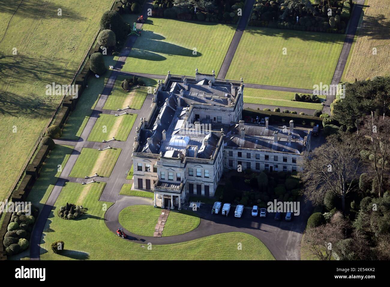 Vista aerea della sala e dei giardini di Brodsworth, vicino a Doncaster Foto Stock
