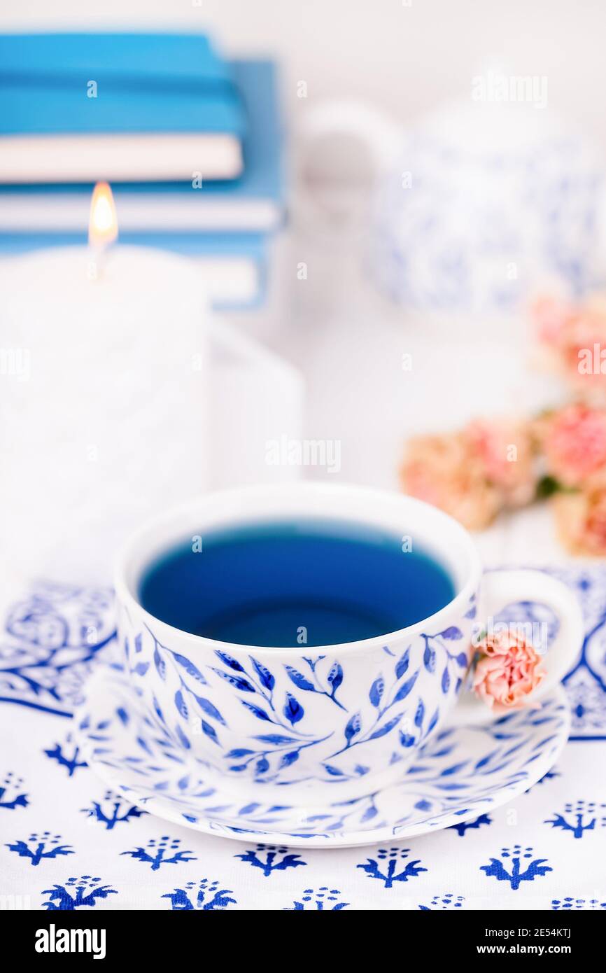 Tazza di porcellana di tè biologico blu farfalla pisello fiore Foto Stock