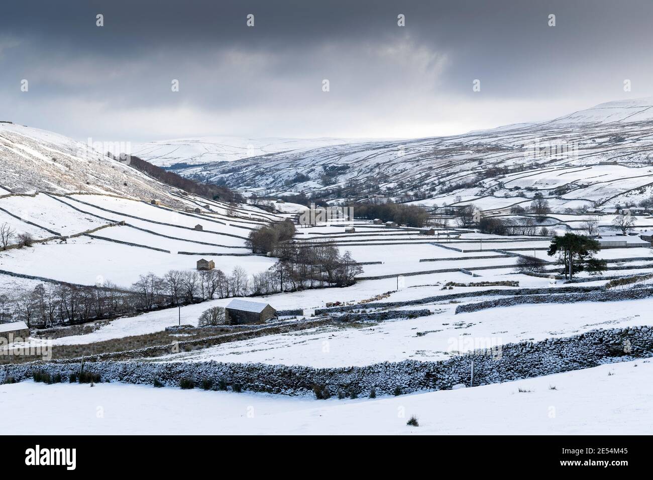 Swaledale tra Thwaite e Keld in inverno, Yorkshire Dales National Park, Regno Unito. Foto Stock