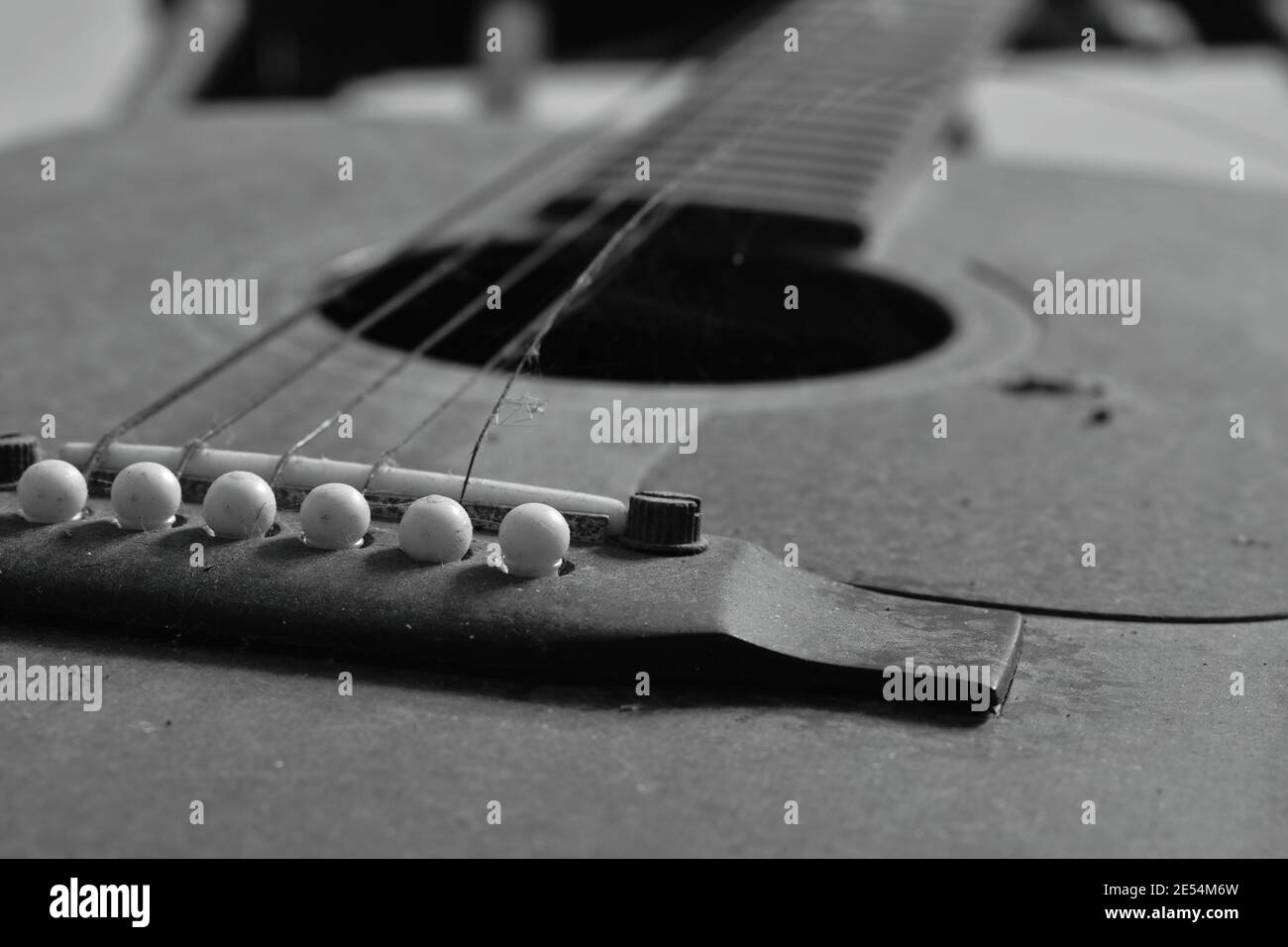vecchia chitarra e corda rotta in casa Foto Stock