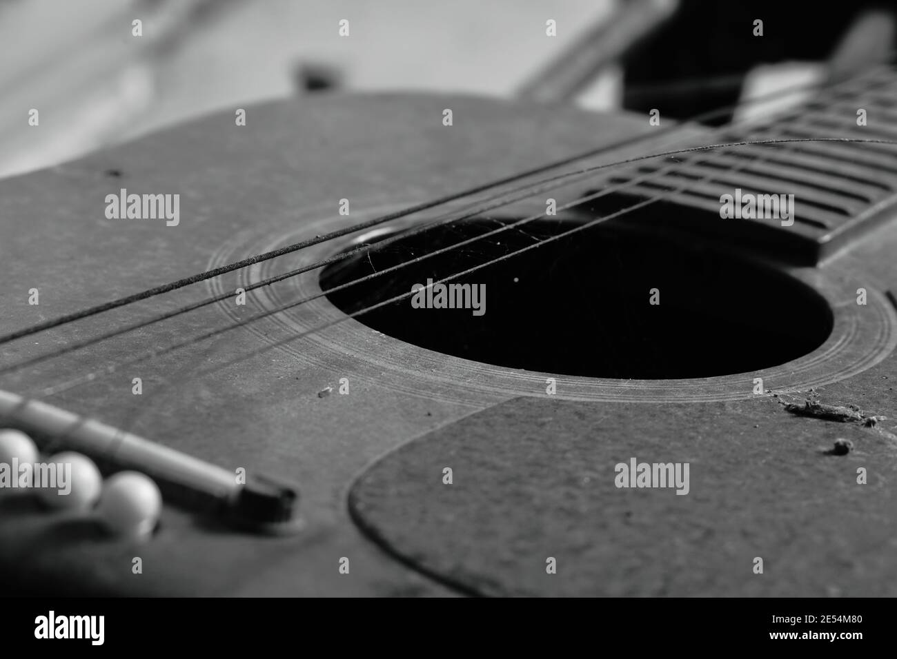 vecchia chitarra e corda rotta in casa Foto Stock