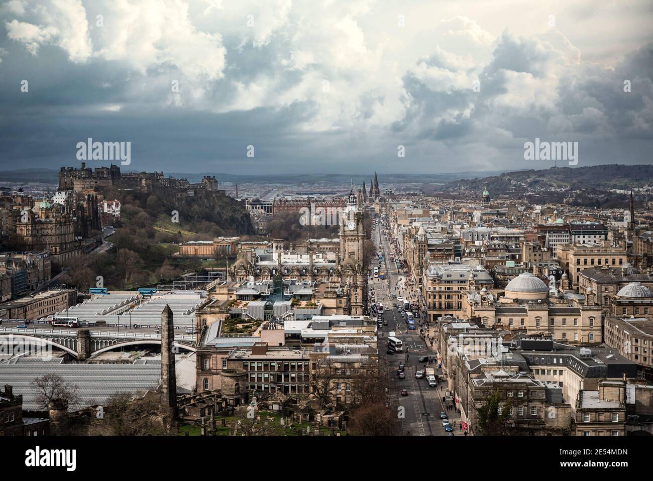 Scotland Edinburgh centro città guardando lungo la strada principale dello shopping Street dall'alto punto panoramico arial, le nuvole tempesta si raccolgono con una vista panoramica spettacolare Foto Stock