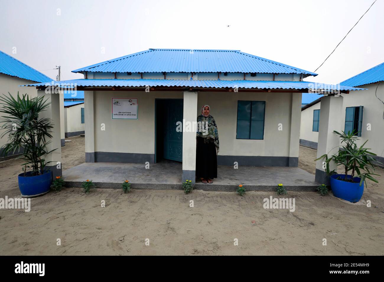 Narayanganj, Bangladesh - 20 gennaio 2021: I senzatetto con i documenti di proprietà delle loro nuove case hanno ricevuto dal governo come Mujib Foto Stock