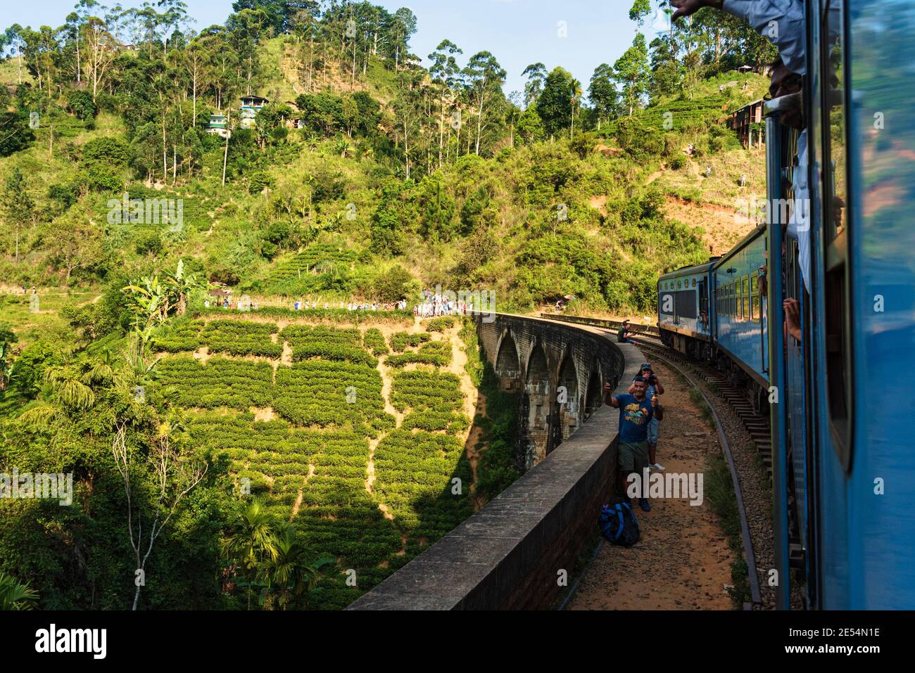 Vista dal treno che attraversa il Ponte delle nove archi Negli altopiani vicino Ella, Sri Lanka Foto Stock