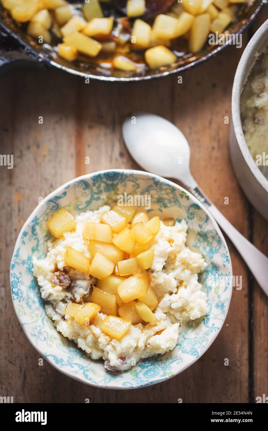 Pudding di latte cremoso di riso con pere in salsa carmel Foto Stock