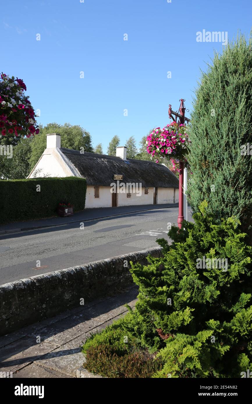 Burns Cottage, Alloway. Ayrshire, Scozia, Regno Unito. La prima casa di Robert Burns si trova a Alloway, nell'Ayrshire meridionale, in Scozia. Fu costruito dal padre William Burness nel 1757. Burns, poeta nazionale della Scozia, nacque il 25 gennaio 1759 Foto Stock