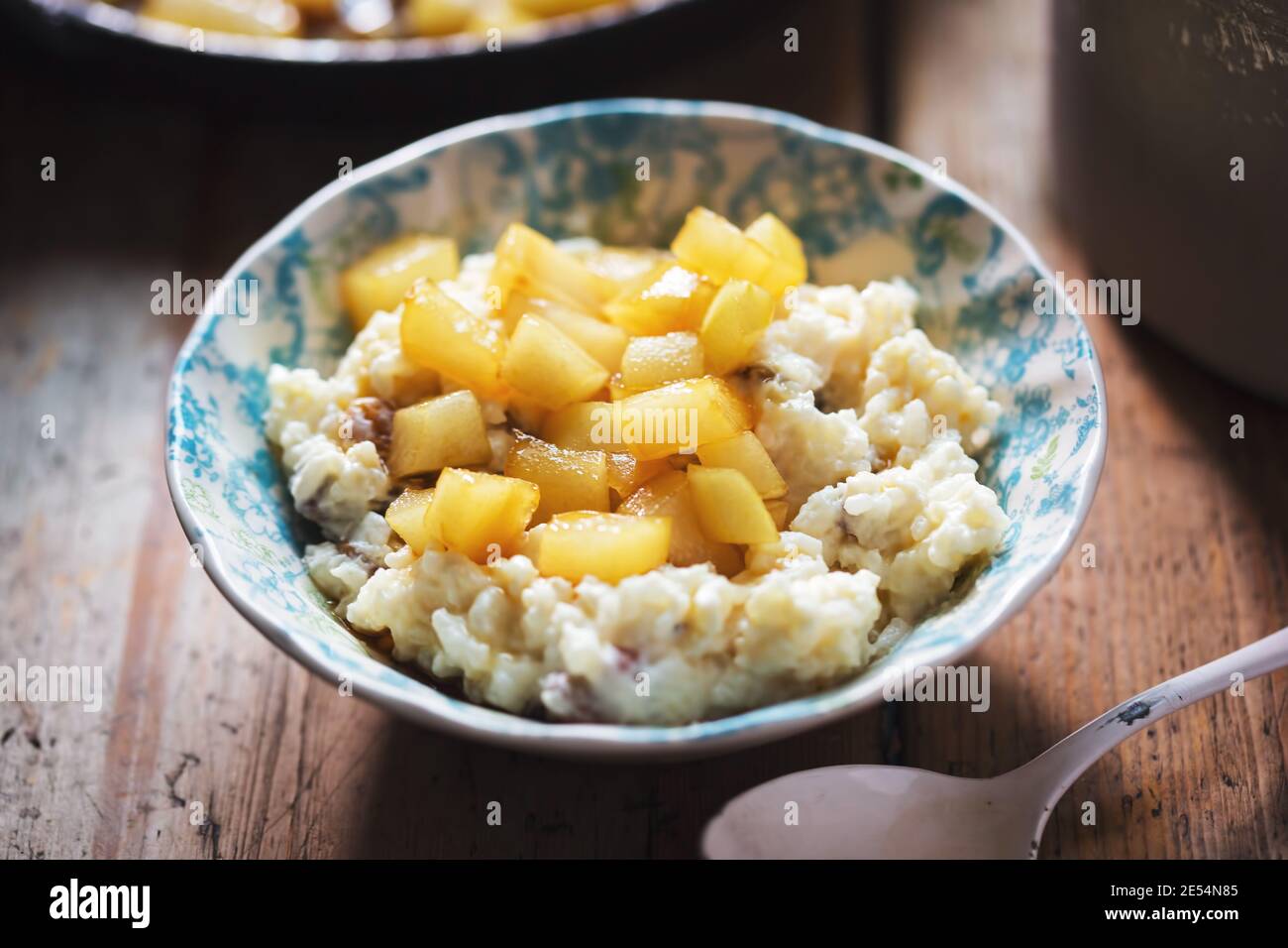 Pudding di latte cremoso di riso con pere in salsa carmel Foto Stock