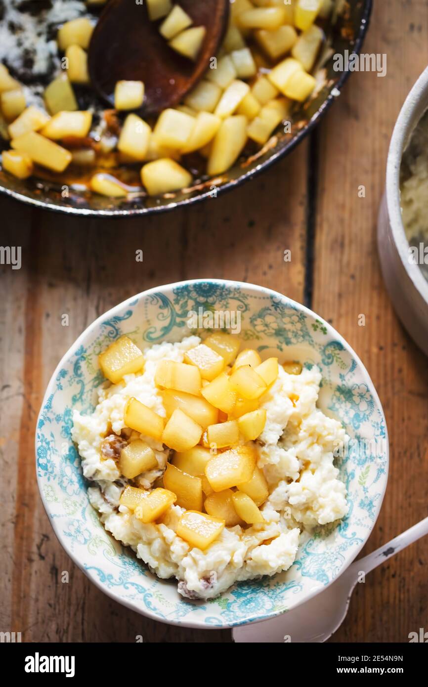 Pudding di latte cremoso di riso con pere in salsa carmel Foto Stock