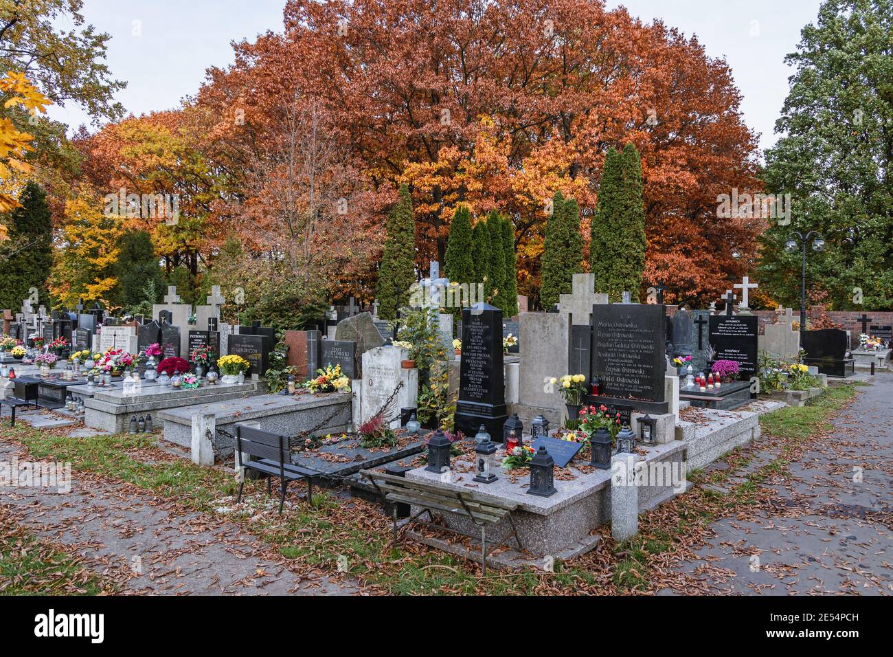 Wolski Cemetery a Varsavia, pochi giorni prima della festa di tutti i Santi in Polonia Foto Stock