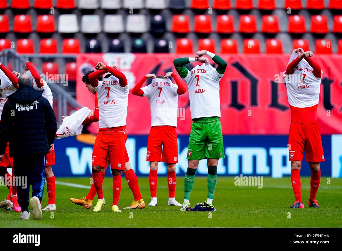ENSCHEDE, PAESI BASSI - GENNAIO 24: I giocatori del FC Twente indossano magliette speciali per sostenere il loro compagno di squadra Vaclav Cerny del FC Twente durante l'olandese Foto Stock