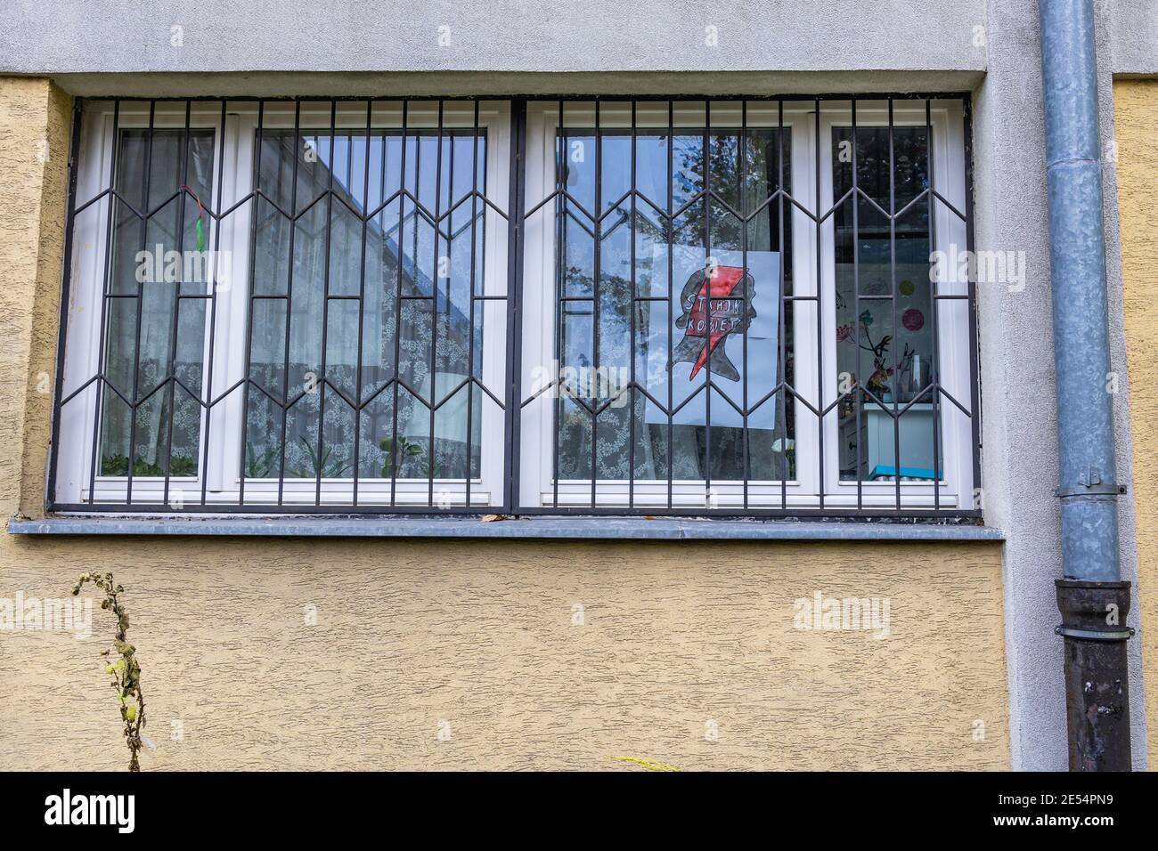 Poster di tutti gli scioperi polacchi donne in una finestra a Varsavia città, Polonia Foto Stock