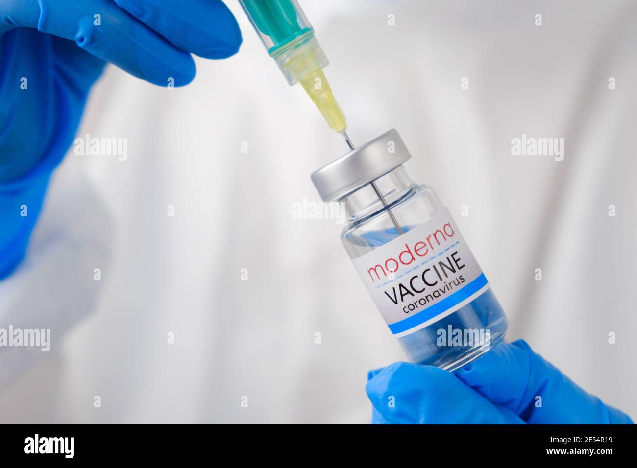 Moderna coronavirus vaccino e siringa nel flacone o nel flaconcino per iniezione nelle mani del medico. Covid-19, SARS-Cov-2 Prevention, gennaio 2021, San Foto Stock