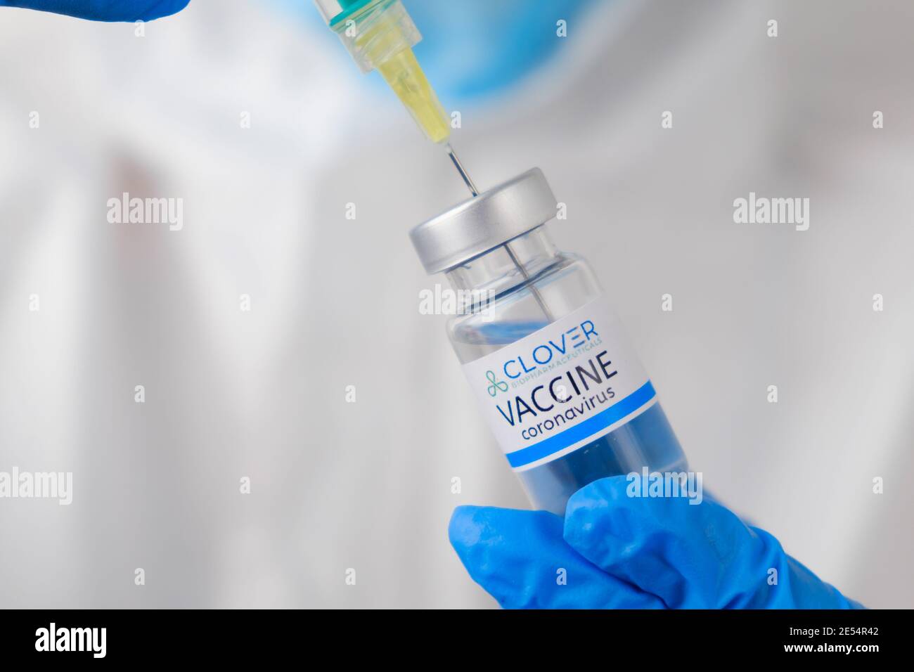 Vaccino del trifoglio coronavirus e siringa nel flacone o nel flaconcino per iniezione nelle mani del medico. Covid-19, SARS-Cov-2 Prevention, gennaio 2021, San Foto Stock