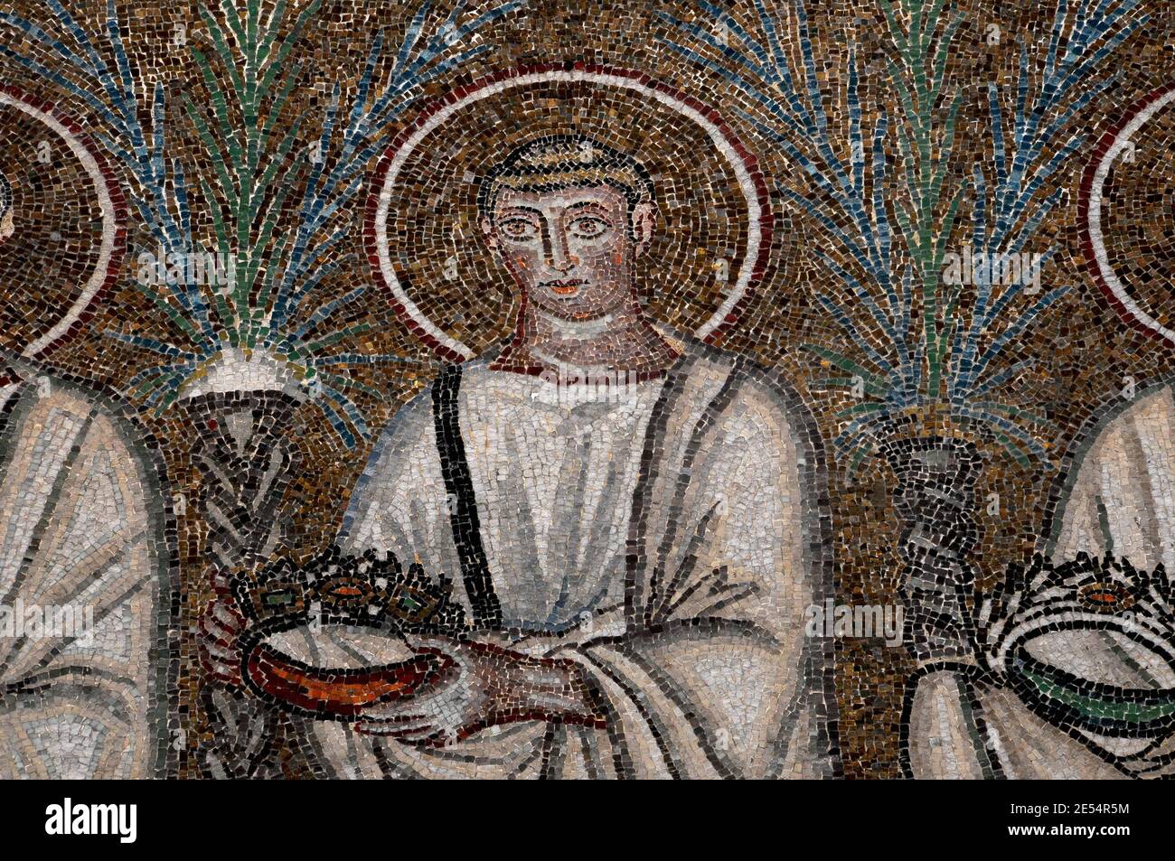 Uno dei 26 santi cristiani maschi cammina in processione. Dettaglio del mosaico bizantino, creato nel 500 d.C., nella Basilica di Sant'Apollinare nuovo a Ravenna, Emilia-Romagna, Italia. Foto Stock