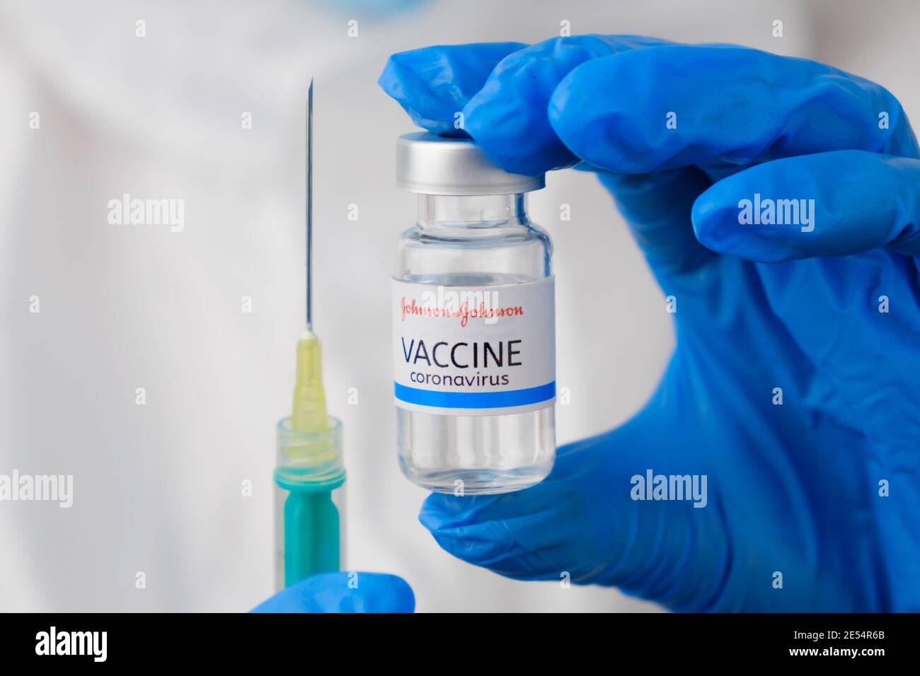 Johnson e johnson vaccino e siringa monouso per iniezione in mani mediche. Prevention of Coronavirus, Sars-COV-2, Covid-19, gennaio 2021, San Foto Stock