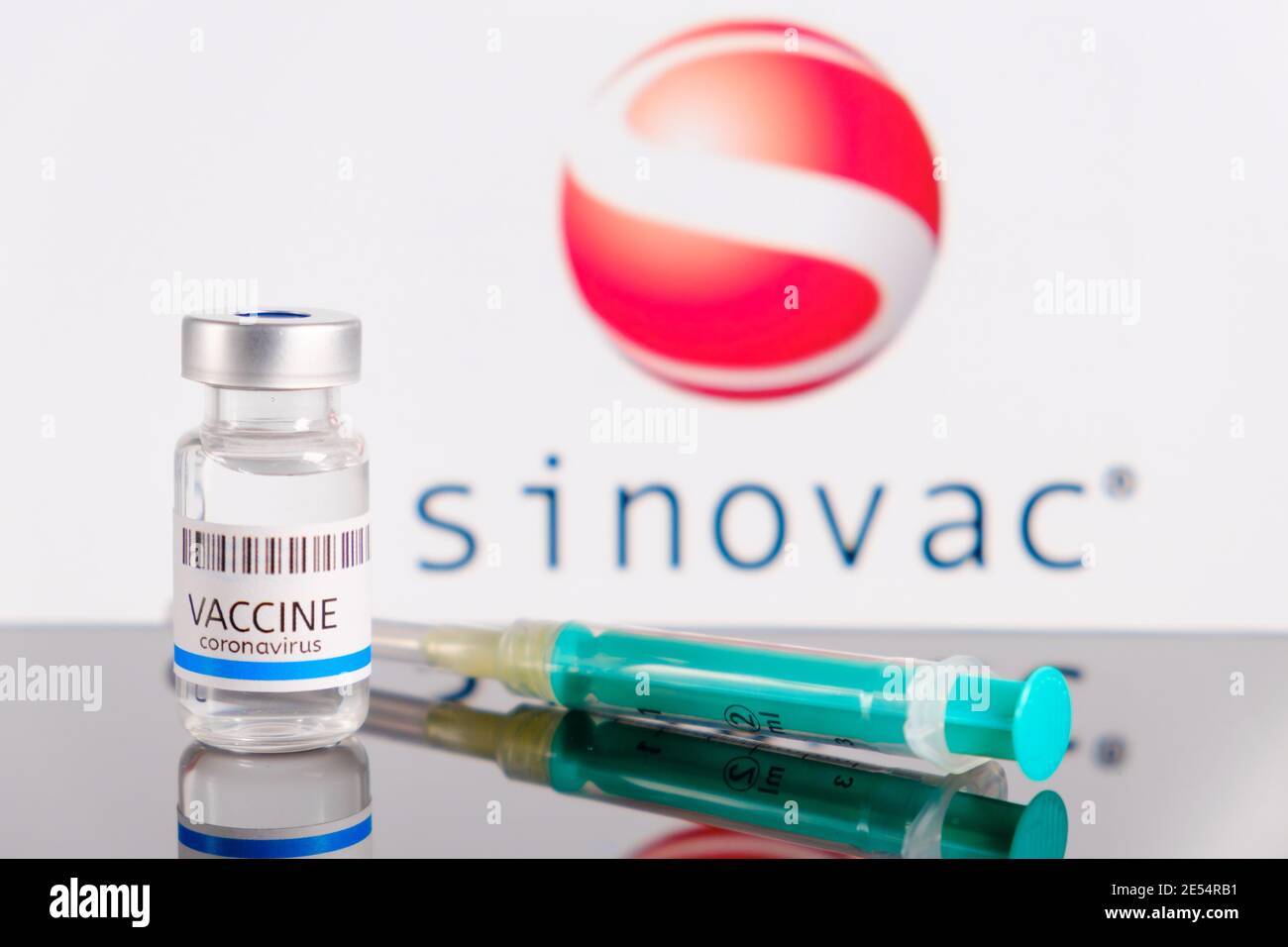 Logo Sinovac sullo sfondo del flacone o flaconcino con vaccino e siringa per iniezione per la prevenzione del coronavirus, SARS-COV-2, Covid-19, gennaio Foto Stock