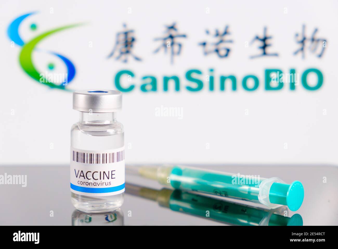Logo CanSinoBIO sullo sfondo del flacone o flaconcino con vaccino e siringa per iniezione per la prevenzione del coronavirus, SARS-COV-2, Covid-19 Foto Stock