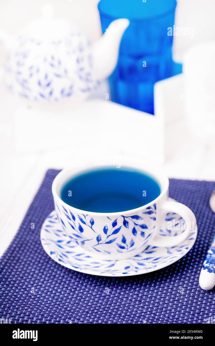 Tazza di porcellana di tè biologico blu farfalla pisello fiore Foto Stock