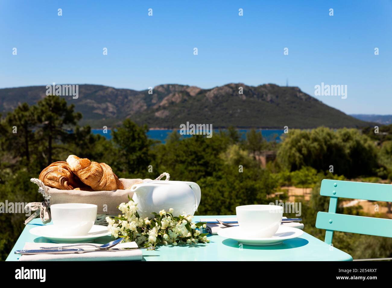 Tavolo per la colazione con fiori e vista mare Foto Stock