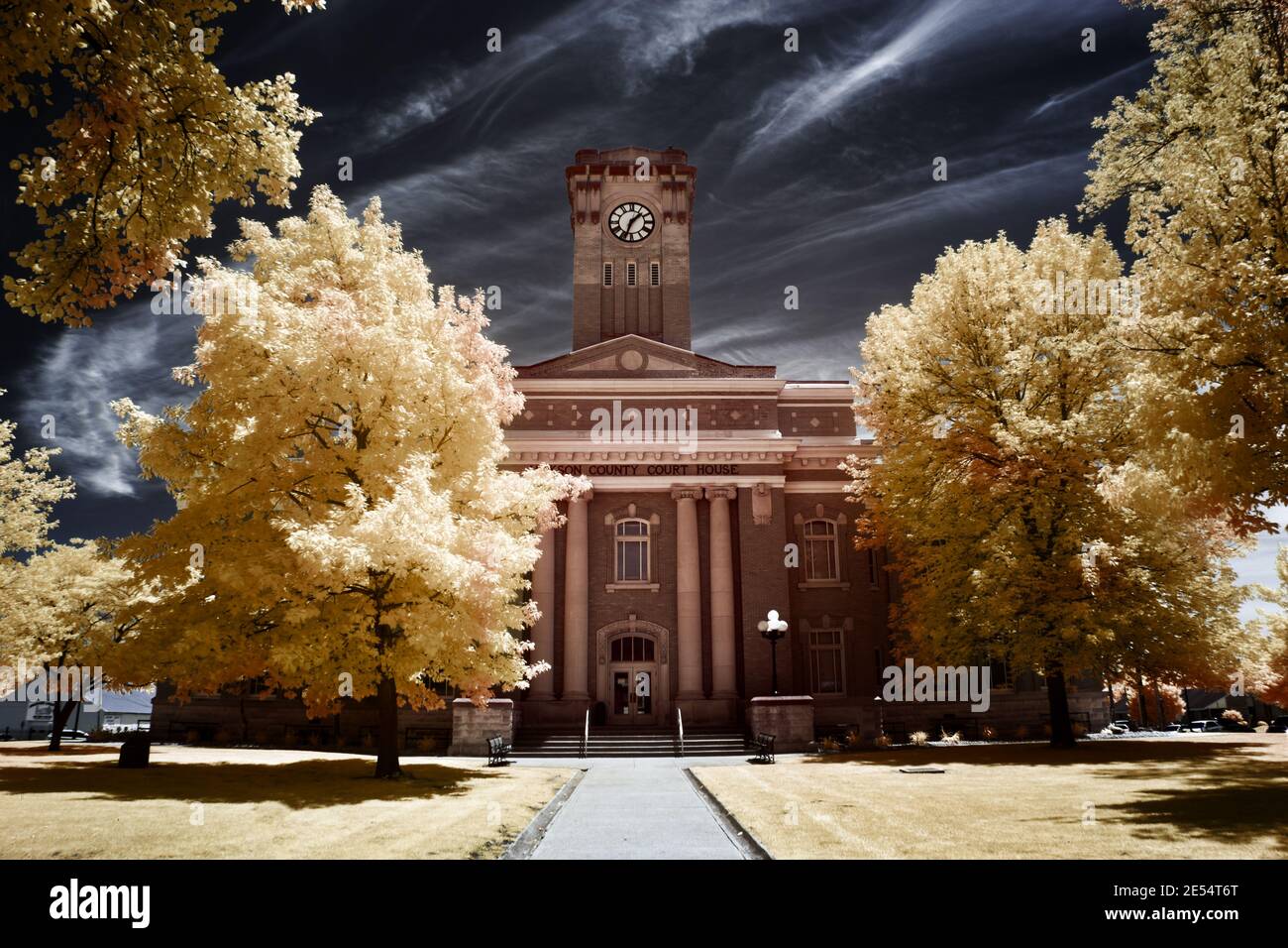 Immagine a infrarossi a falsi colori del tribunale della contea di Jackson a Brownstown, IN. Per catturare questa immagine è stato utilizzato un filtro a infrarossi da 665 nm. Foto Stock
