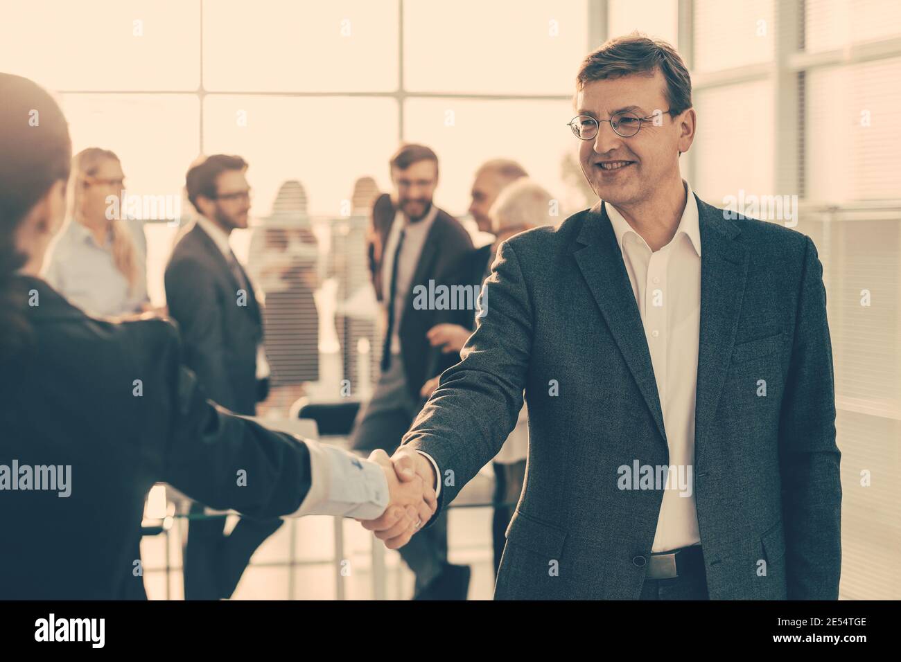 primo piano. uomo d'affari e donna d'affari scuotendo le mani con ciascuno Foto Stock