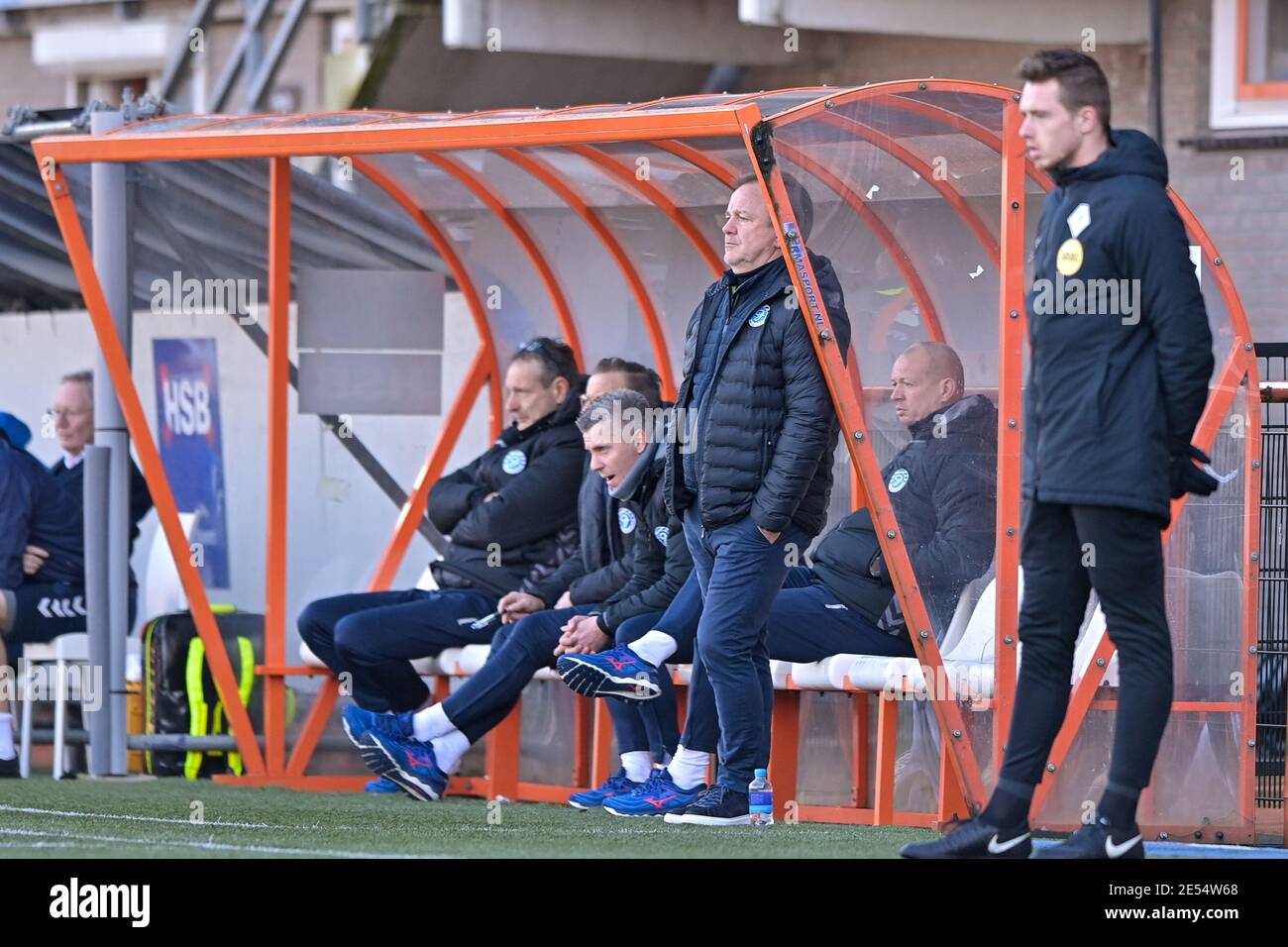 VOLENDAM, PAESI BASSI - GENNAIO 24: Allenatore Mike Snoei di De Graafschap durante la partita olandese di Keukenkampioendivision tra FC Volendam e De Graafsc Foto Stock