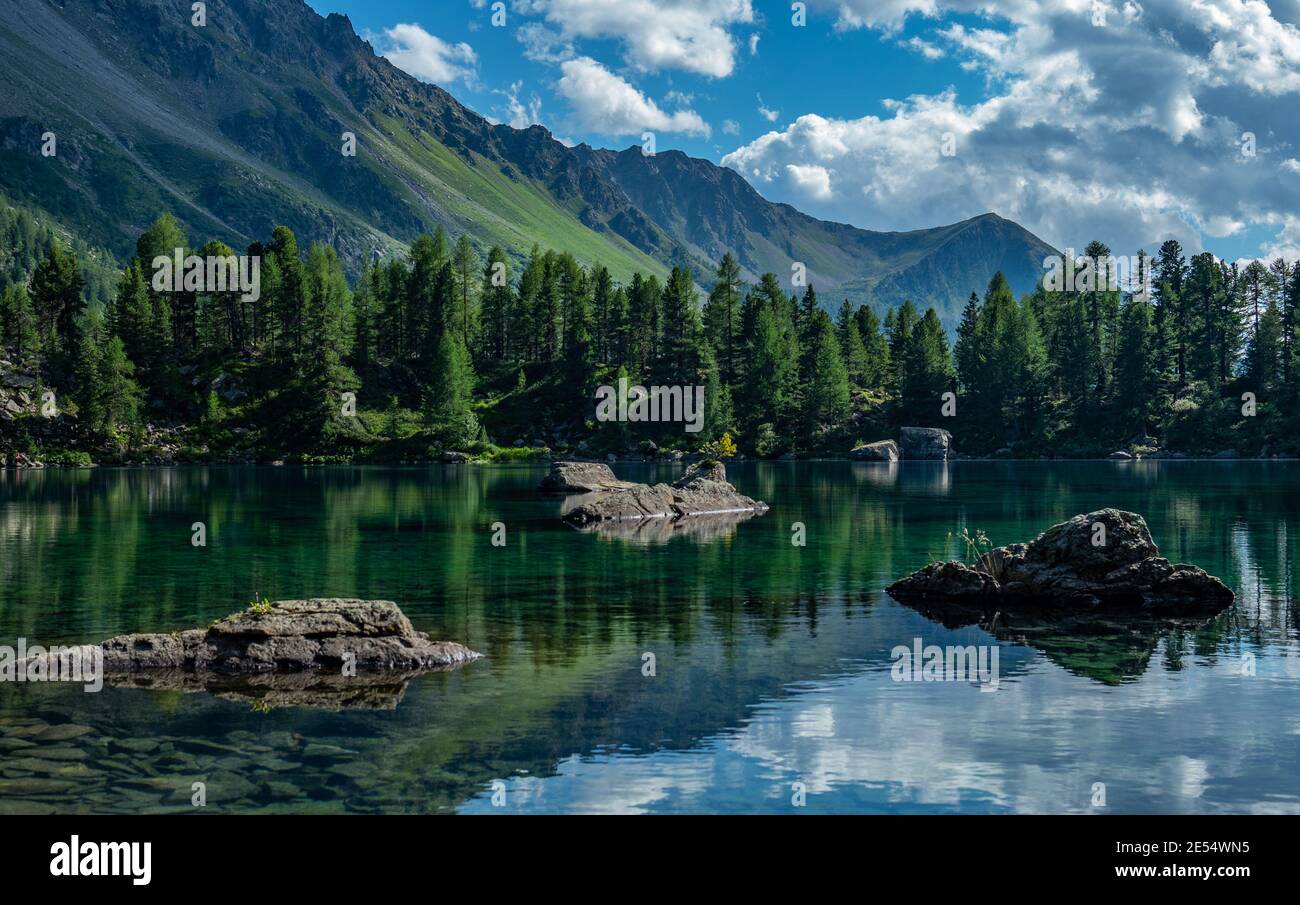 Lago Saoseo a Grigioni, Svizzera: Bellissimi riflessi di montagne e cielo Foto Stock