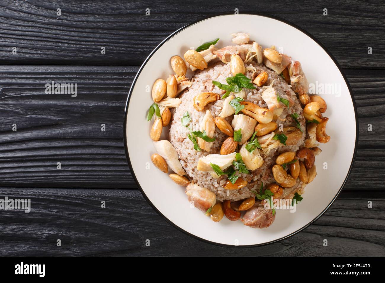 Cucina araba Riz bi-Djaj riso con cannella, pollo e noci primo piano in un piatto sul tavolo. Vista orizzontale dall'alto Foto Stock