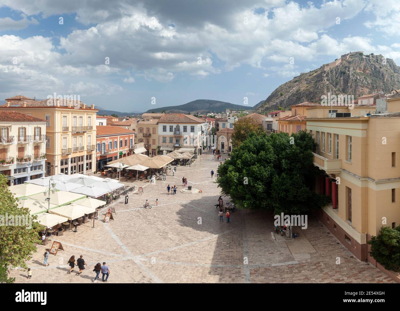 Vista panoramica sulla piazza principale della città di Nafplio, conosciuta anche come Piazza della Costituzione (Platia Sintagmatos), nella prefettura di Argolis, Peloponneso, Grecia Foto Stock
