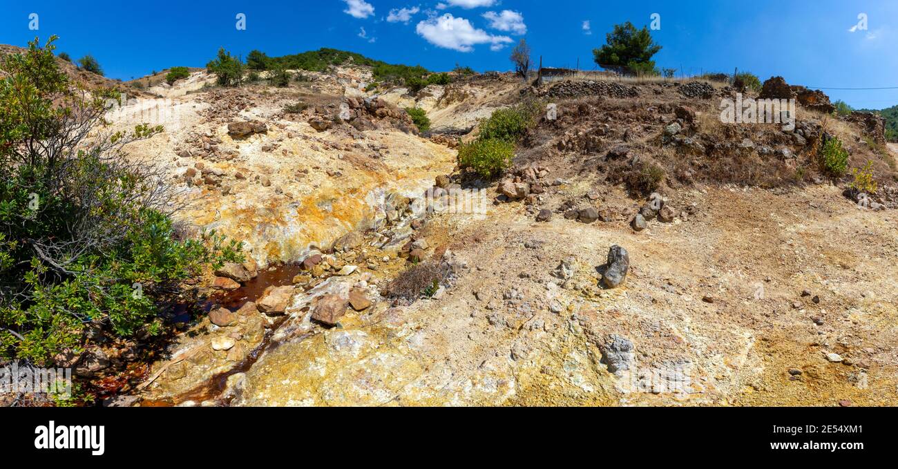 Terreno vulcanico vicino alla Foresta pietrificata di Lesvos, Mar Egeo, Grecia. Qui vediamo il suolo vulcanico e le acque rosse scure vicino al villaggio di Pterounta Foto Stock