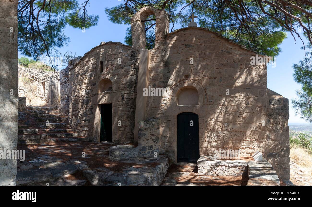 Una chiesa cattolica e una ortodossa fianco a fianco: A sinistra, la sorgente cattolica che dà la vita e a destra l'ortodossa greca Agia Kyriaki. Foto Stock