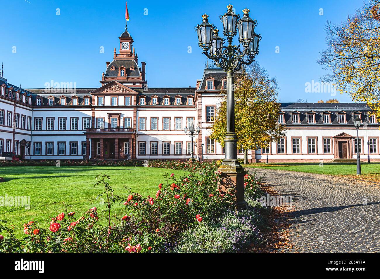 Castello barocco di Phillipsruhe sulle rive del fiume meno ad Hanau, Germania Foto Stock