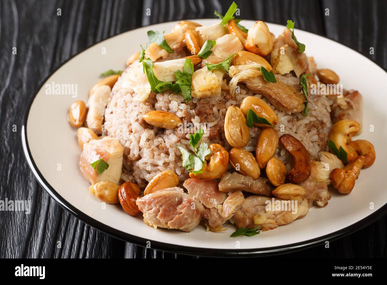 Cucina araba Riz bi-Djaj riso con cannella, pollo e noci primo piano in un piatto sul tavolo. Orizzontale Foto Stock